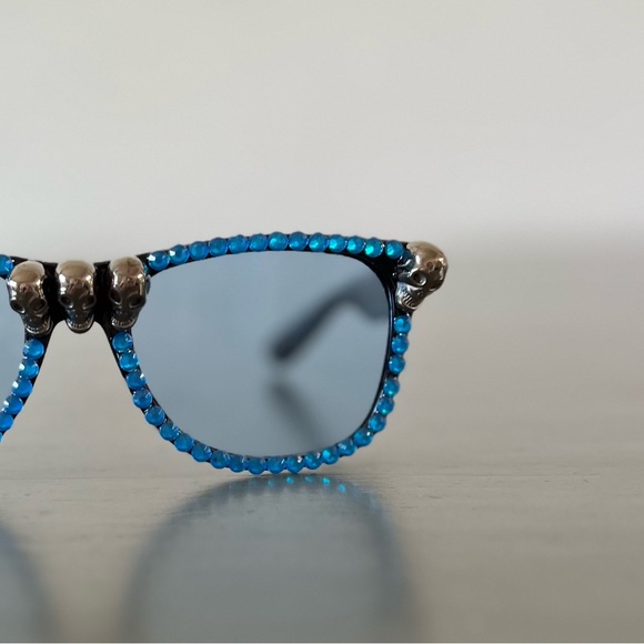 💀💎 Silver Pewter Skulls on Black Frame Sunglasses w/ Blue Crystals Trim Rims - Picture 4 of 7